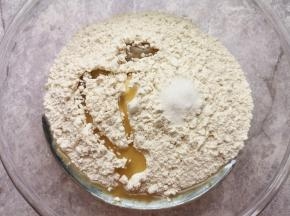 加入盐和食用油混合均匀。 