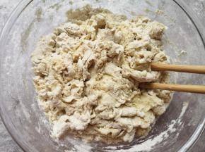 分次加入温水，用筷子搅拌成絮状。 