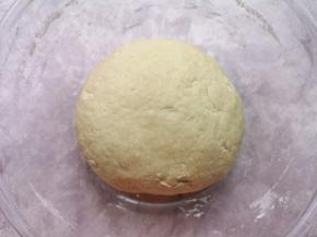 揉成面团，盖上保鲜膜醒面半个小时。 