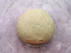 揉成面团，盖上保鲜膜醒面半个小时。 