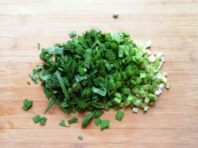 韭菜洗干净切碎。 