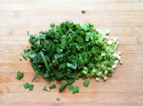 韭菜洗干净切碎。 