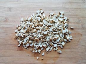 豆腐干切碎。 