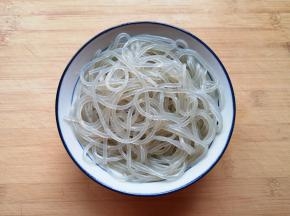 干粉条提前泡软。 