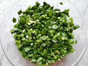 将切好的韭菜放入盆里，加入香油搅拌均匀。 