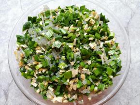 加入粉条和豆腐干搅拌均匀。 