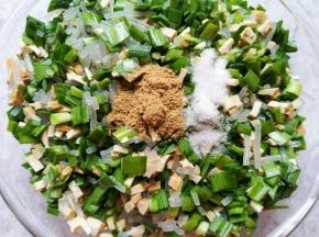 放盐和十三香。 