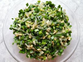 搅拌均匀，韭菜卷馅料完成。 