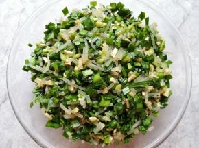 搅拌均匀，韭菜卷馅料完成。 