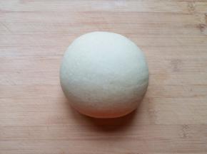 醒好的面团揉光。 