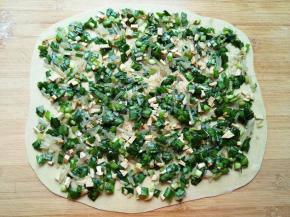 均匀的铺上韭菜馅。 