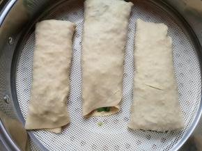 做好的韭菜卷凉水上锅，上汽后转中火蒸20分钟关火，焖3分钟左右出锅。 