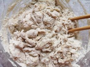 用筷子搅拌成絮状。 