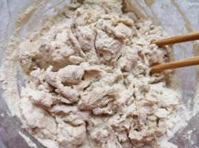 用筷子搅拌成絮状。 