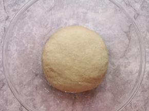 揉成面团，盖上保鲜膜发酵至两倍大。 