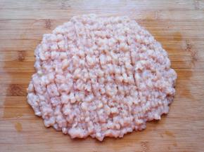 鸡脯肉先切成小块，再剁成肉馅。 