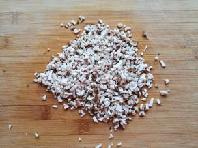 香菇切碎。 