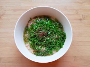 炒锅内倒适量的食用油烧热，浇在十三香上面，激出香味。 