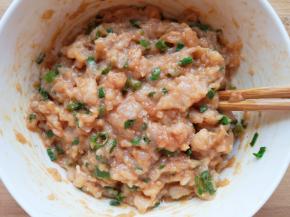 加入原汁酱油搅拌均匀。 