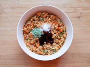 加入香菇和胡萝卜搅拌均匀，放盐、蔬之鲜调味料和蚝油。 