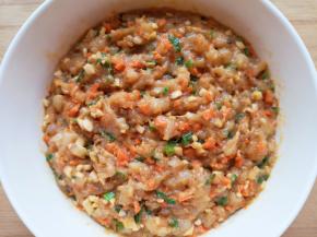 搅拌均匀，鸡肉馅完成。 