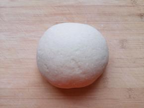 一个小时左右，面团就发酵好了，将发酵好的面团揉光排气。 