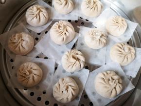 蒸锅里放水放篦子，铺上油纸，放上做好的包子生坯，盖上锅盖二次发酵15分钟左右。 