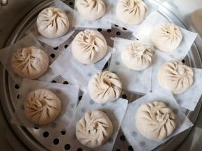 蒸锅里放水放篦子，铺上油纸，放上做好的包子生坯，盖上锅盖二次发酵15分钟左右。 
