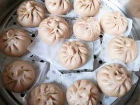 二次发酵好的包子凉水上锅，上汽后大火蒸12分钟关火，焖5分钟左右再打开锅盖。
