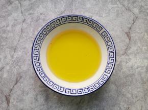 将牛奶和玉米油倒入小碗里。 