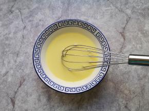 用手动打蛋器搅打均匀。 