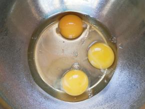 鸡蛋打入打蛋盆里。 