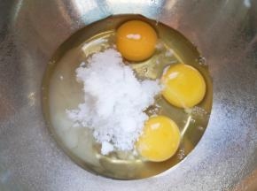 加入绵白糖。 
