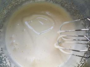 用电动打蛋器打发至，提起打蛋器随意画图案不易消失。 