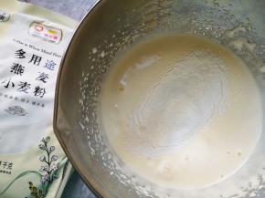 分两次筛入金龙鱼多用途燕麦小麦粉，每一次筛入以后都要用刮刀从底部翻拌均匀，再进行下一次筛入。 