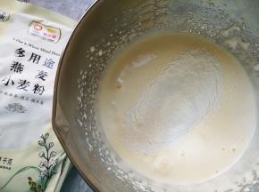 分两次筛入金龙鱼多用途燕麦小麦粉，每一次筛入以后都要用刮刀从底部翻拌均匀，再进行下一次筛入。 