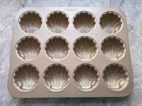 玛德琳模具里面抹上一层黄油。 