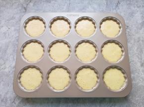 挤入准备好的蛋糕糊。 