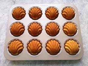 出炉晾一下，完整脱模。 