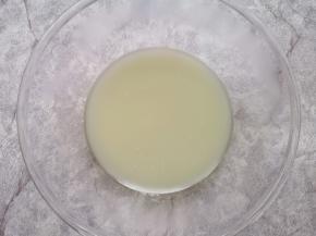 盆里倒入温水，加入糖、盐和发酵粉混合均匀。 