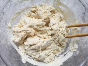 用筷子搅拌成絮状。 