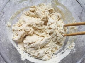 用筷子搅拌成絮状。 