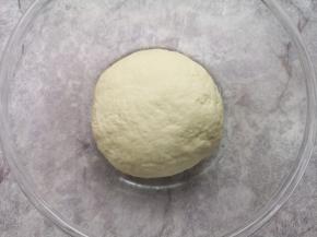 揉成面团，盖上保鲜膜发酵至两倍大。 