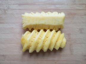 菠萝切去硬芯。 