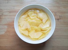 用淡盐水浸泡5分钟。 