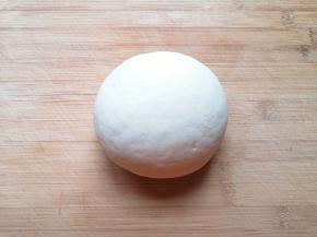 发酵好的面团揉光排气。 