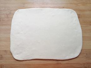 擀成和烤盘差不多大小的面片。 