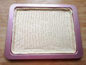 放入烤盘，用叉子扎上小孔，防止饼皮在烤制的过程中凸起。 