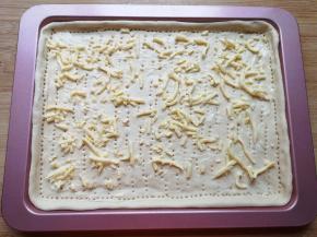 抹上一层沙拉酱，撒上少许马苏里拉芝士。 