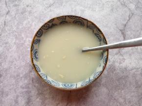 温水中加入糖和发酵粉混合均匀。 